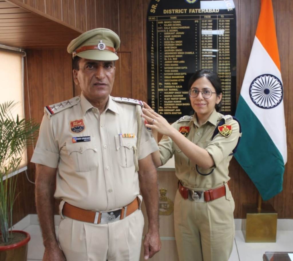 पद से पदोन्नत होकर निरीक्षक बने हरिकृष्ण को पदोन्नति पर पुलिस कप्तान नितिका खटर ने स्टार लगाकर शुभकामनाएं दीं
